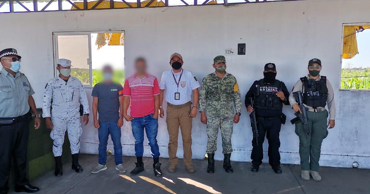 Rescatan a 10 migrantes en Agua Dulce, Veracruz