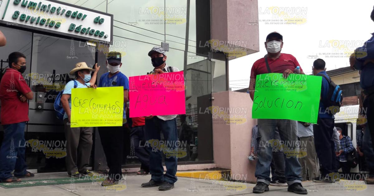 !Se manifiestan frente a la CFE!