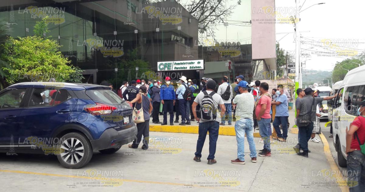 !Se manifiestan frente a la CFE!