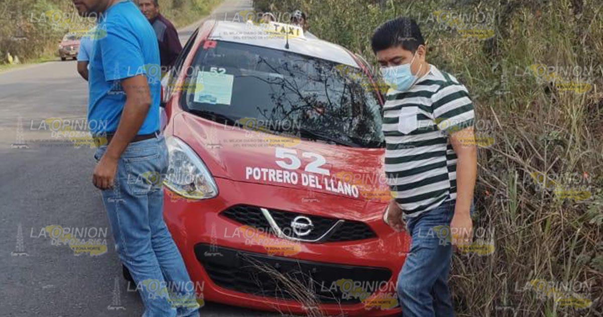 Taxi a punto de volcar luego de que una camioneta lo sacara de la carretera