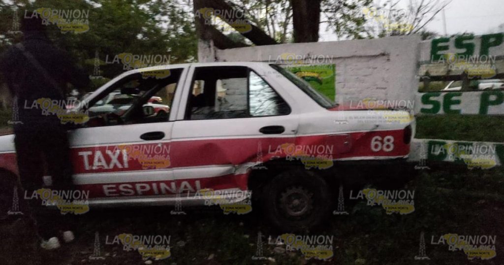 Taxi rebasa e impacta a su colega