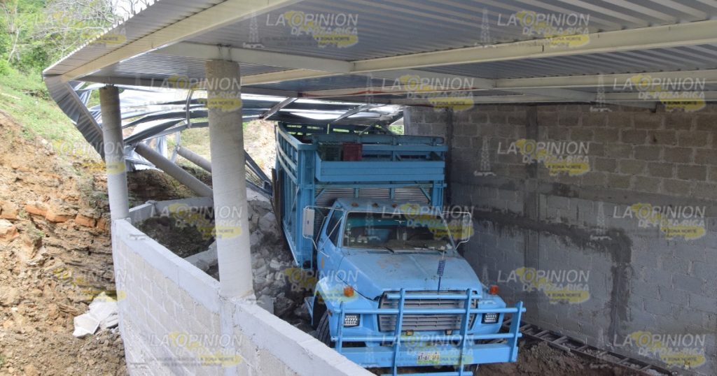 Tierra movediza se traga las casas