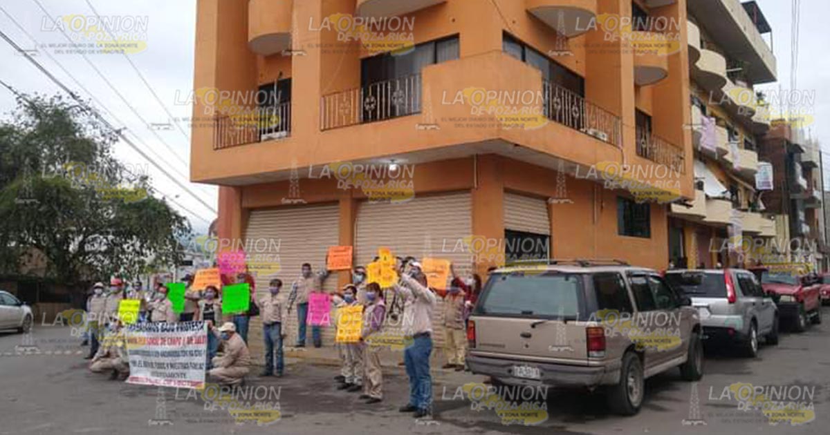 Trabajadores de salud piden ser vacunados contra COVID