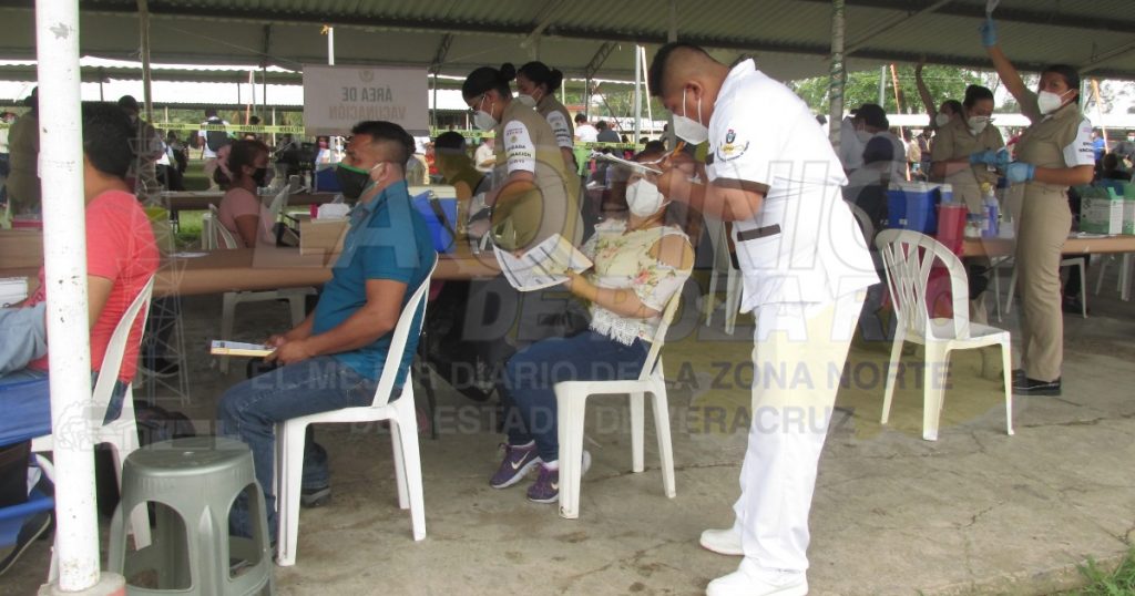 Vacunan a más de 8 mil maestros en primer día