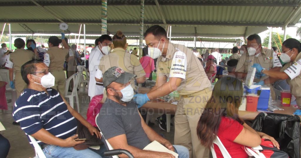 Vacunan a más de 8 mil maestros en primer día