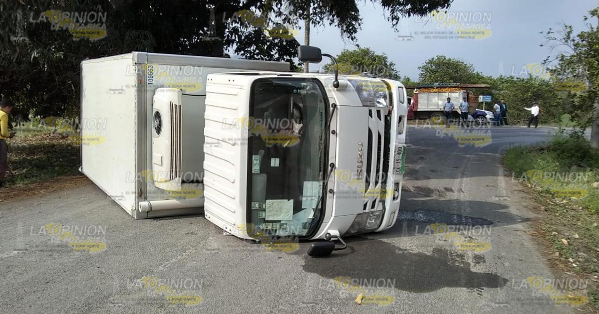 Vuelca camión repartidor en la carretera a Limonar