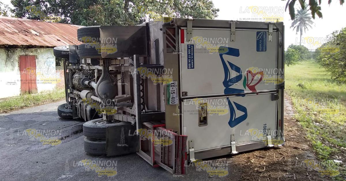 Vuelca camión repartidor en la carretera a Limonar