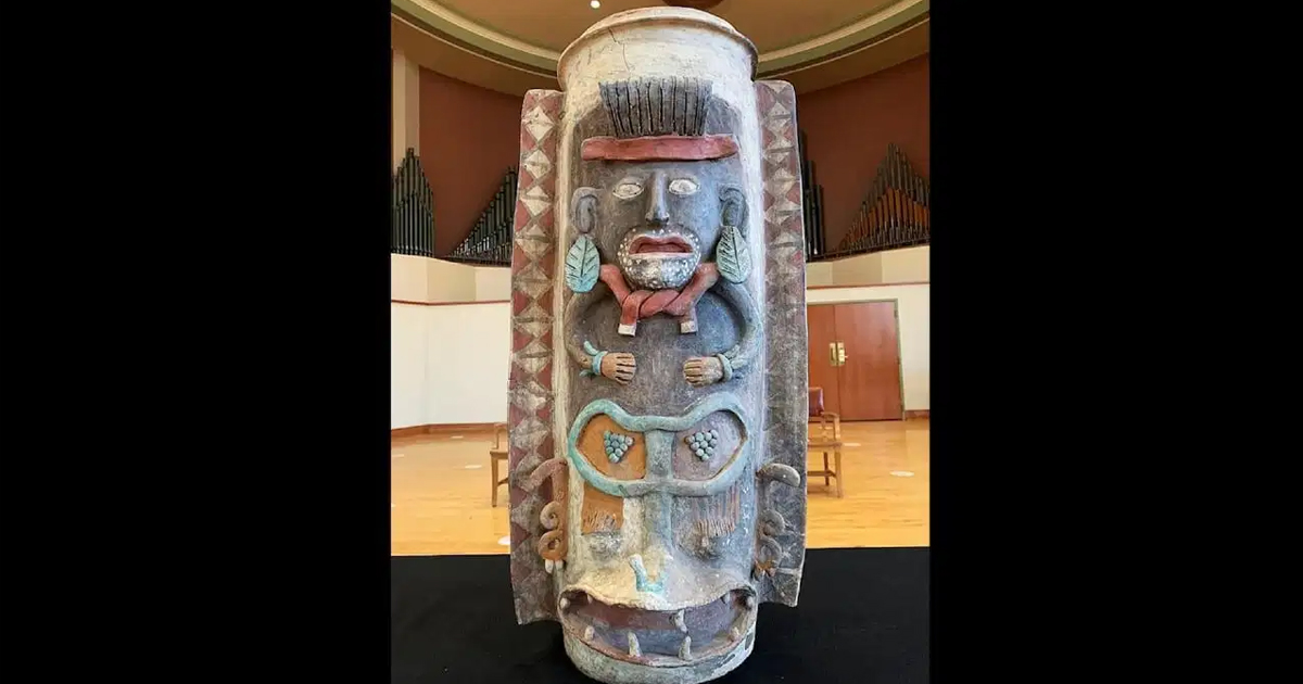 México recupera urna maya elaborada entre 900-1600 d.C. que estaba en Estados Unidos