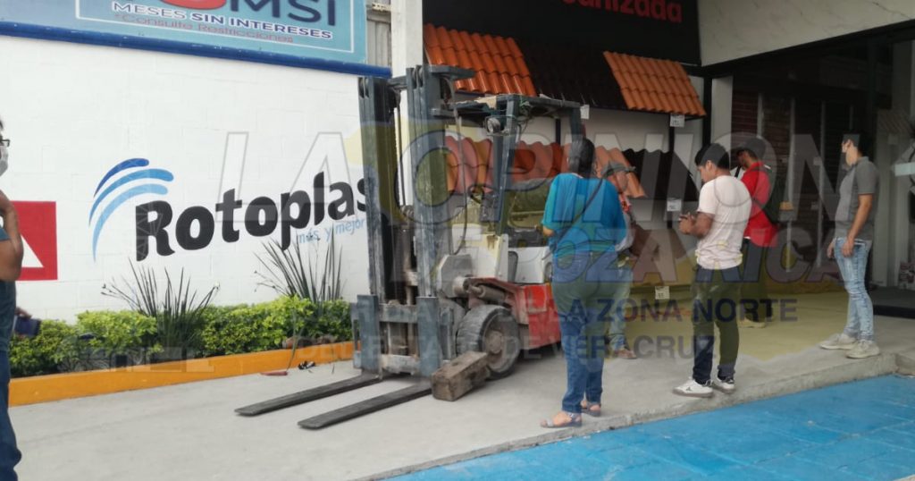 Obrero herido al caerle montacargas encima