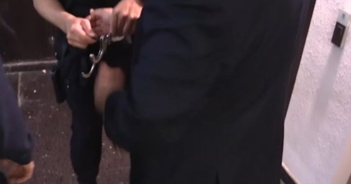 Detienen a hombre por infectar a 22 personas con COVID-19 en España