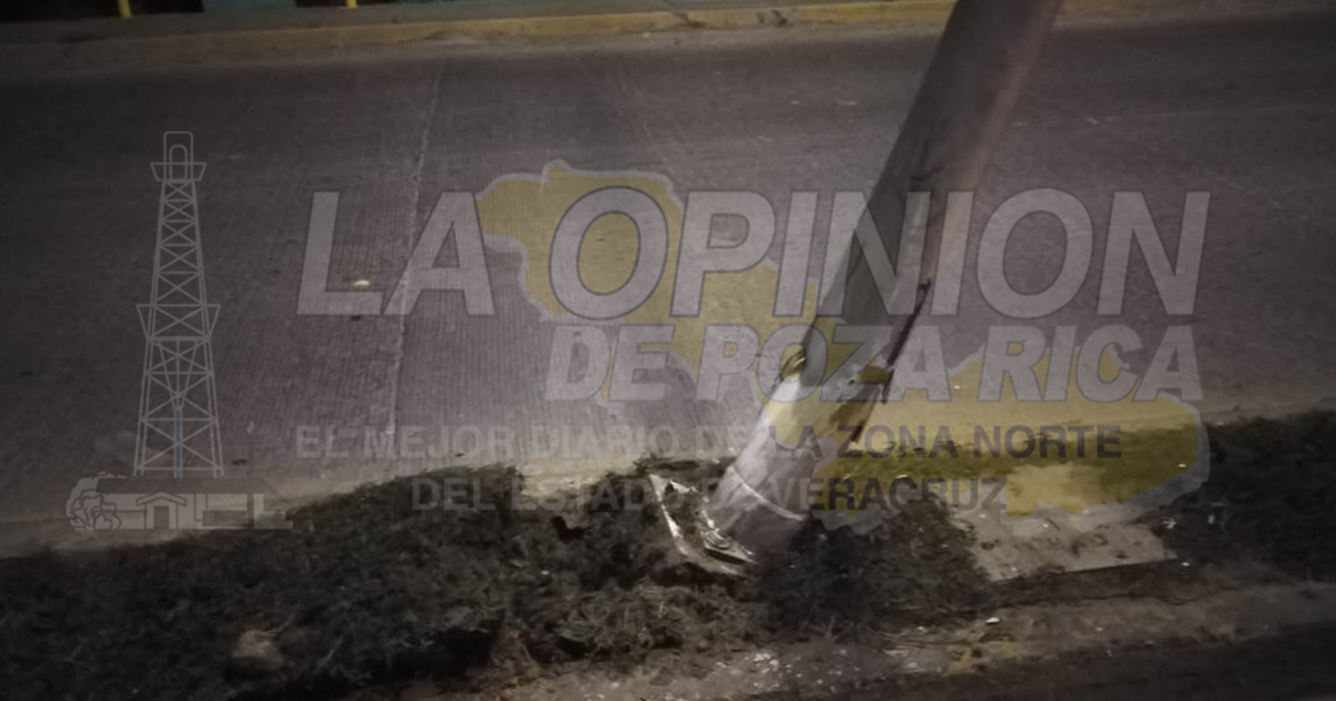 Militar choca con una luminaria