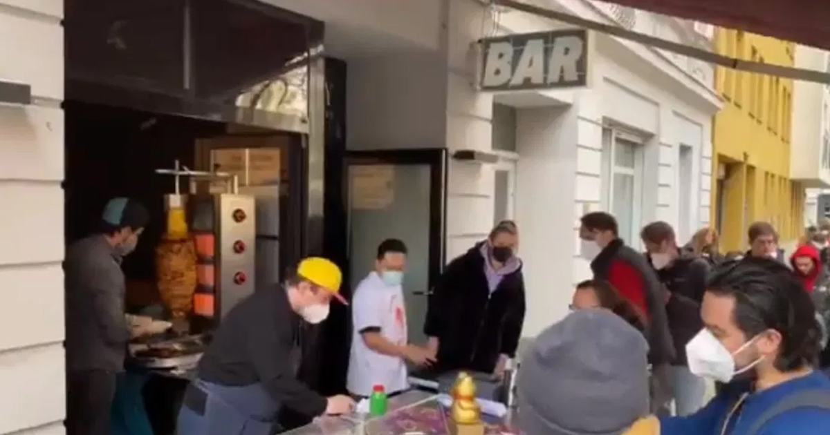 VIDEO: Los tacos al pastor crean revuelo en Alemania. La fila es interminable para poder comprarlos