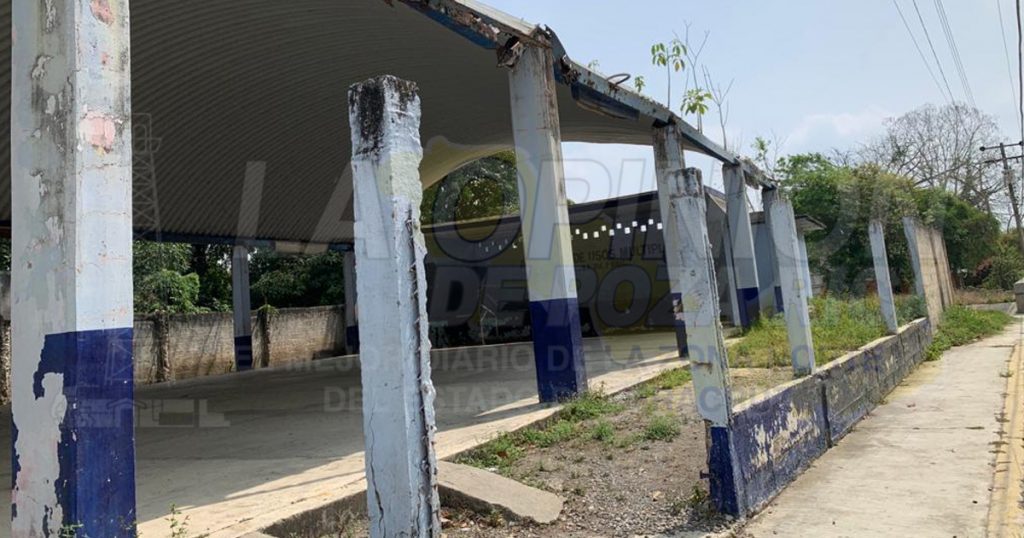 En mal estado auditorio de la colonia 25 de abril