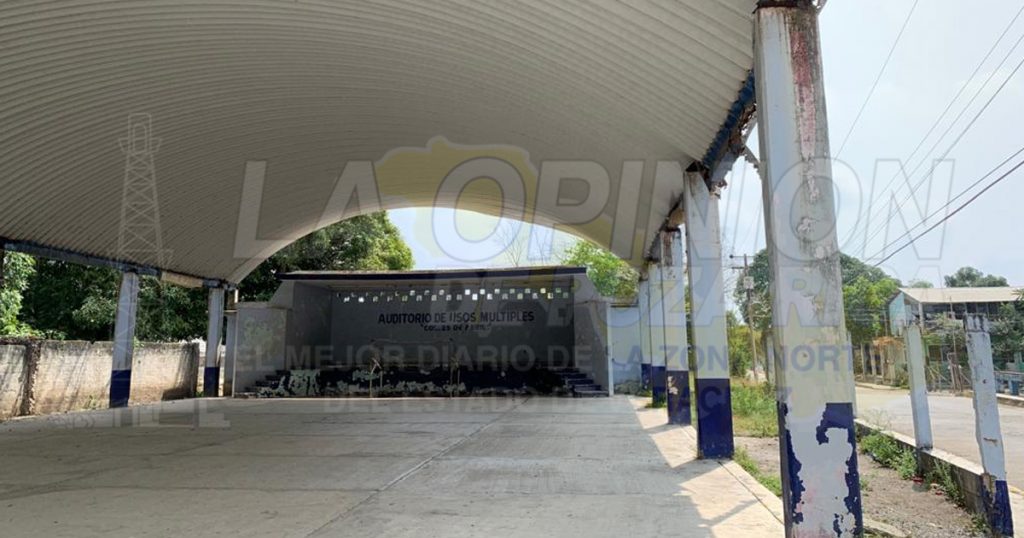 En mal estado auditorio de la colonia 25 de abril