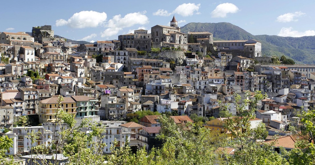 Uno de los "pueblos más bellos de Italia" vende casas por un euro para repoblar su casco antiguo