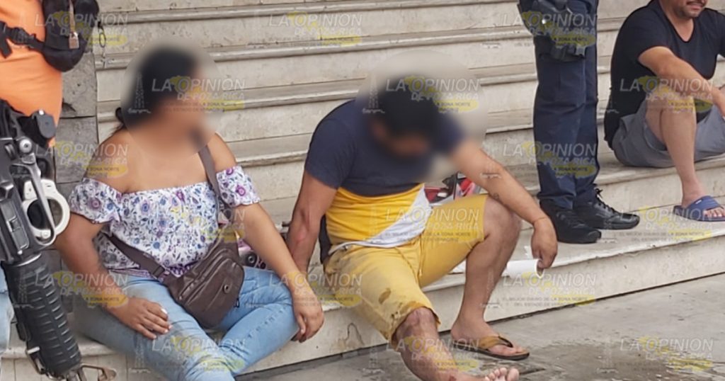 Motociclistas arrollados por taxi