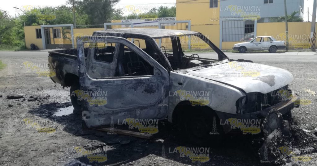 ¡Arde una camioneta!