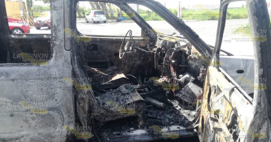¡Arde una camioneta!