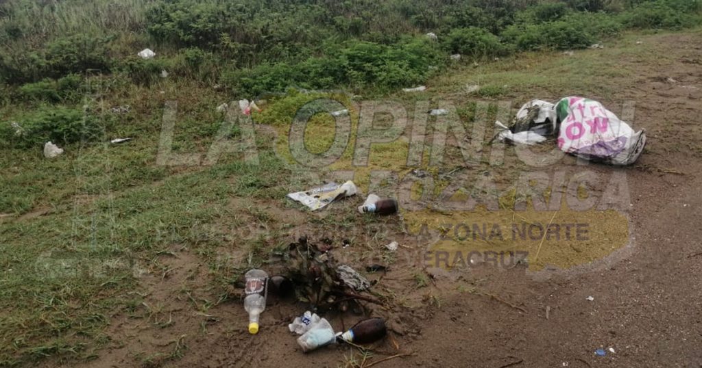 Entre la basura la ribera del río Tecolutla