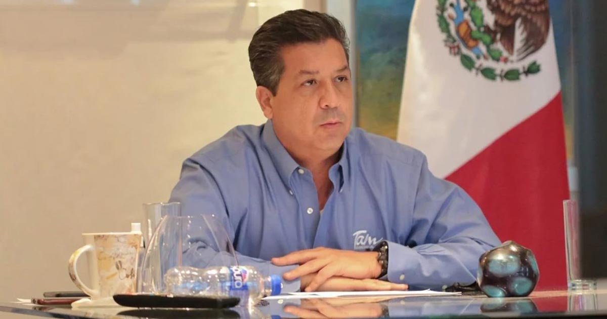 García Cabeza de Vaca exhibe documentos fiscales