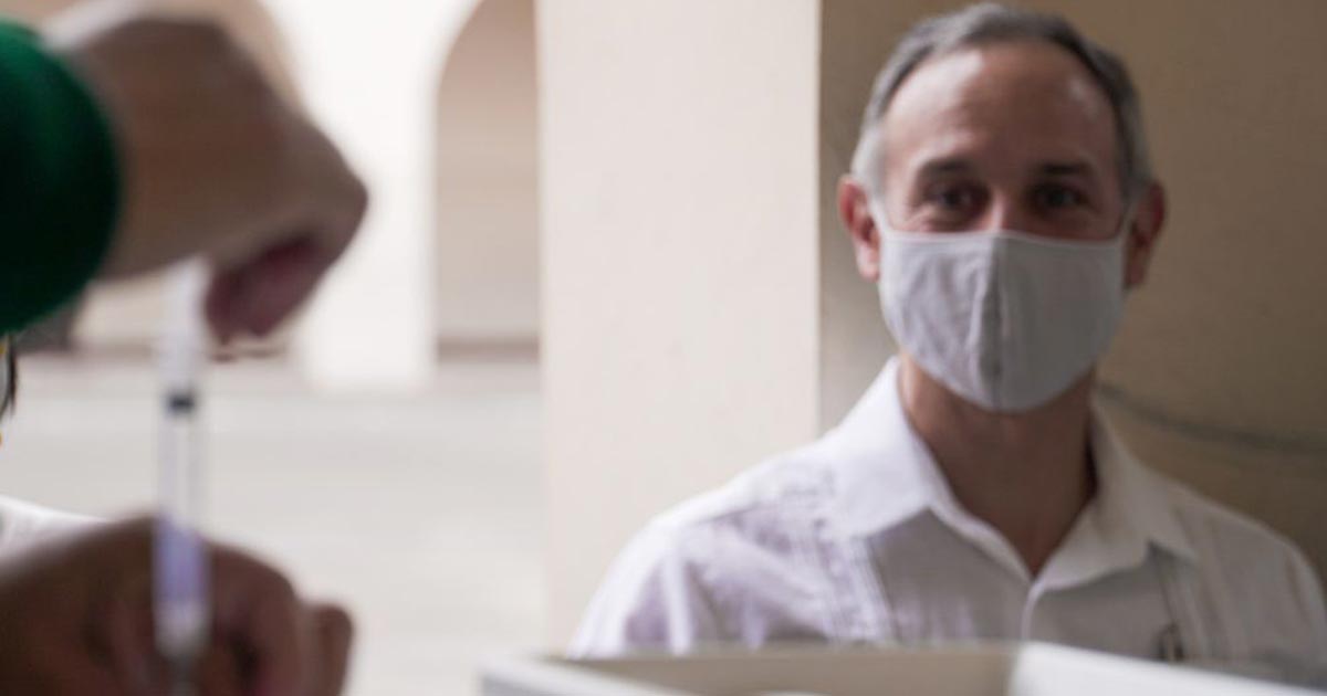 López-Gatell se vacuna contra el COVID-19