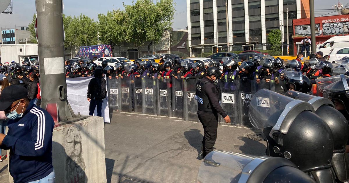 Policías encapsulan a exfederales que protestaron en al AICM