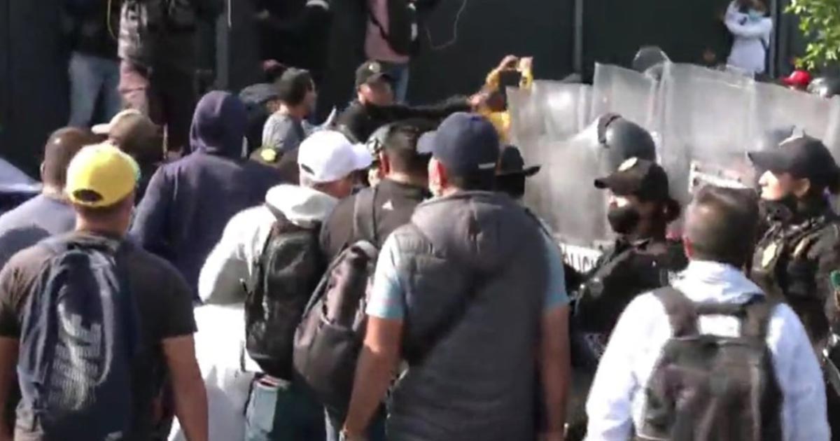 Policías encapsulan a exfederales que protestaron en al AICM