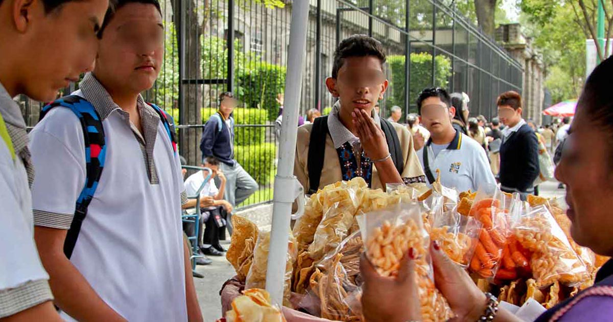 Colima prohíbe venta de comida chatarra a niños en escuelas
