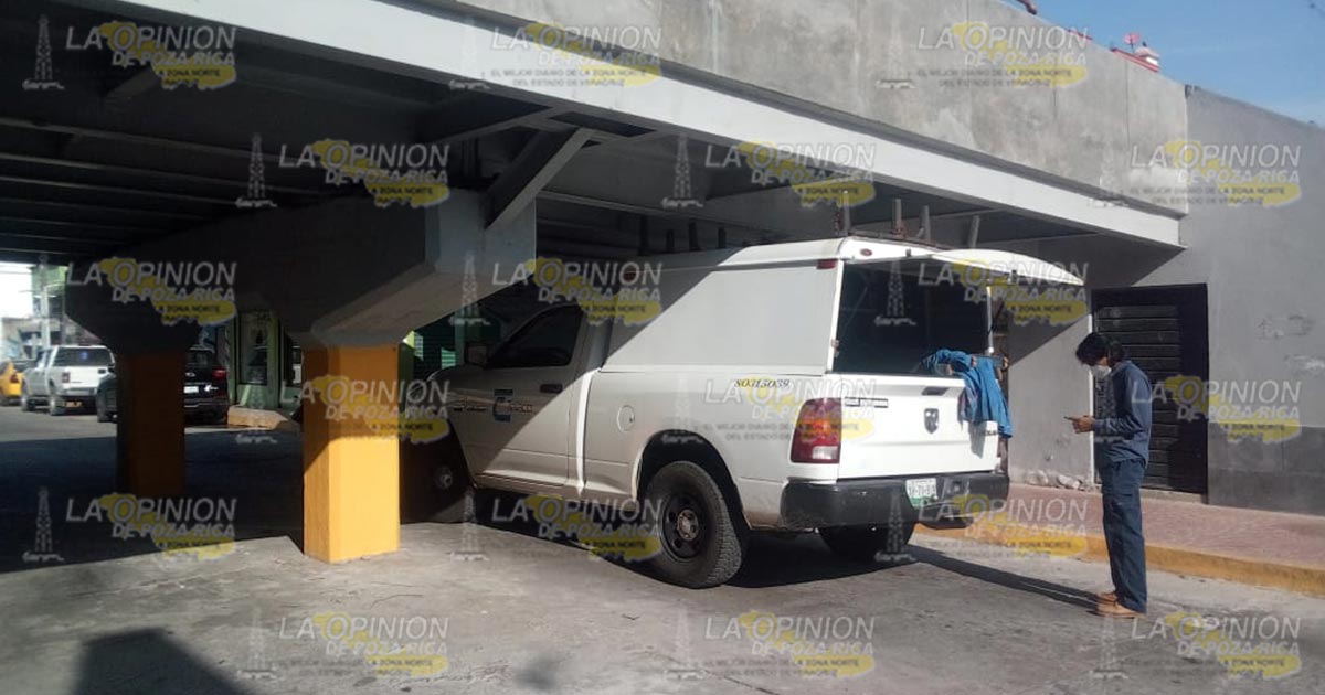 Camioneta se atora debajo del puente en Martínez de la Torre