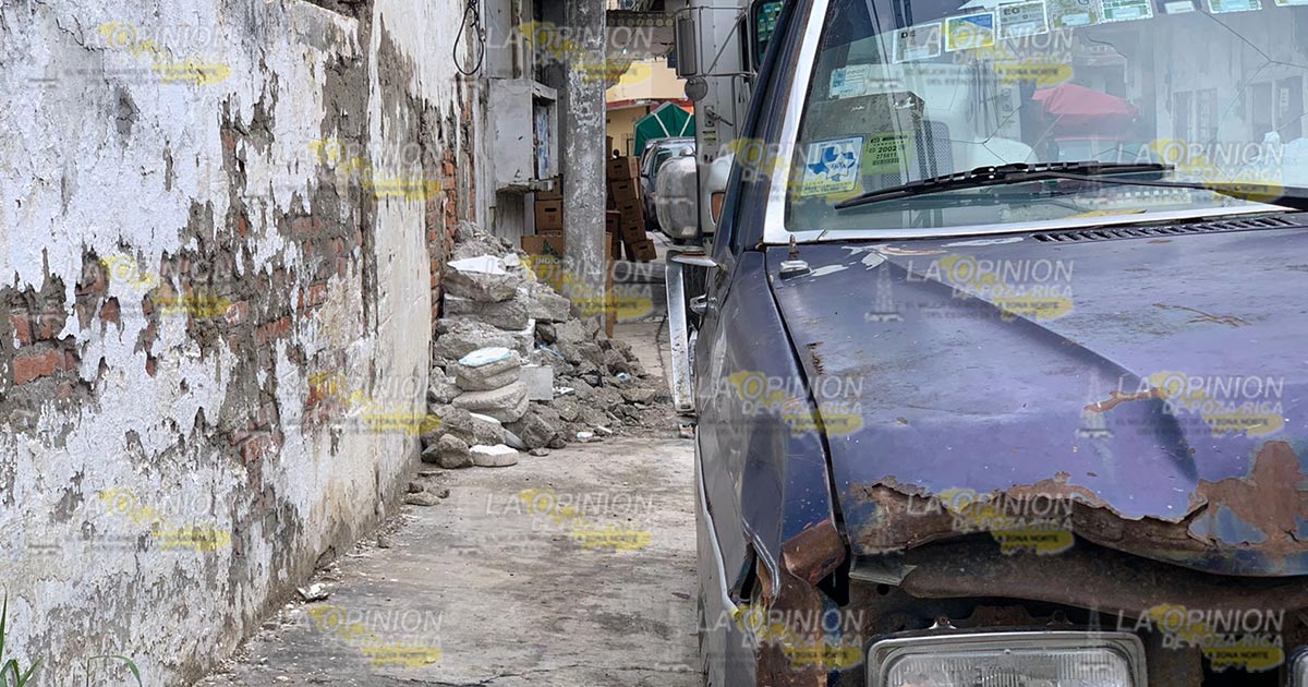Cantina de zona centro, obstruye vialidad en la calle Nicolás Bravo