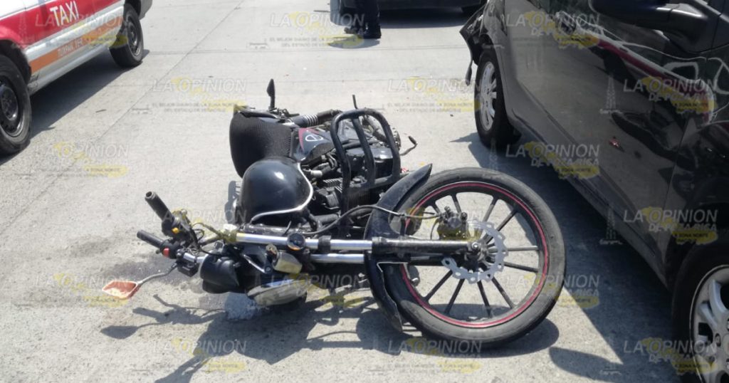 Choca con auto descompuesto