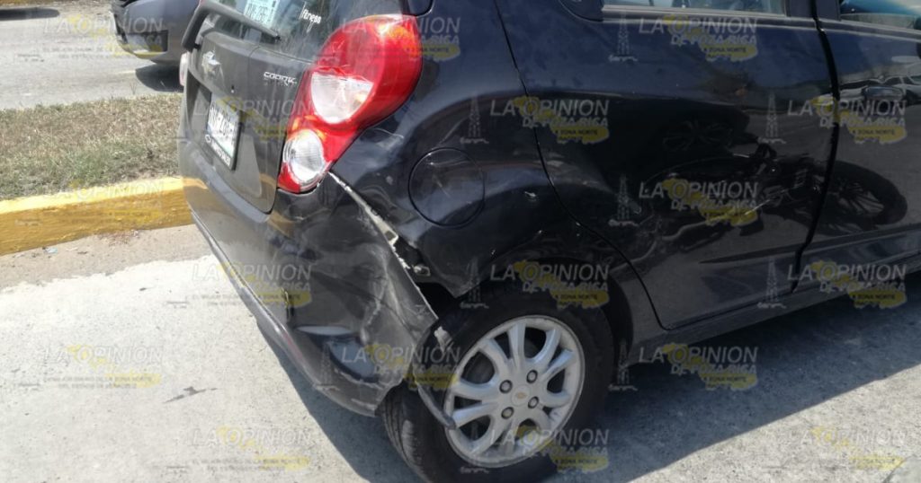 Choca con auto descompuesto