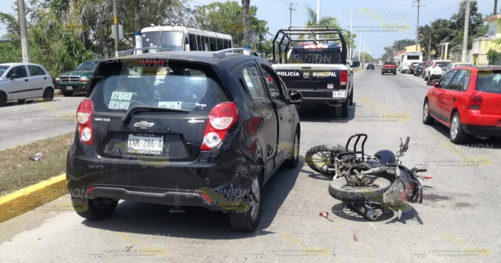 Choca con auto descompuesto