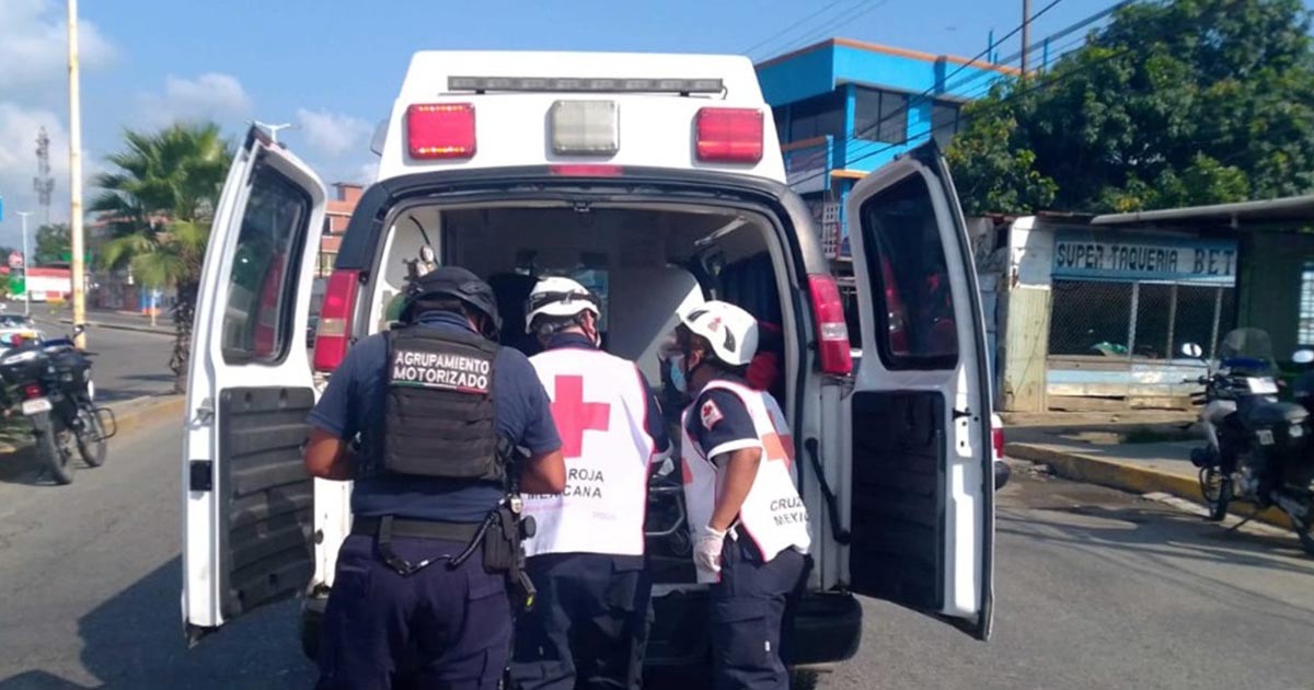 Chocan taxi y camioneta