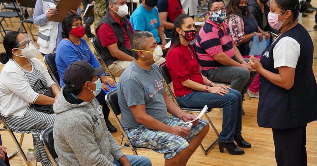 Jefa de gobierno recibe primera dosis anti-COVID