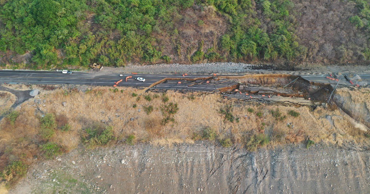 (+ Video) Colapsa tramo en la autopista Siglo XXI