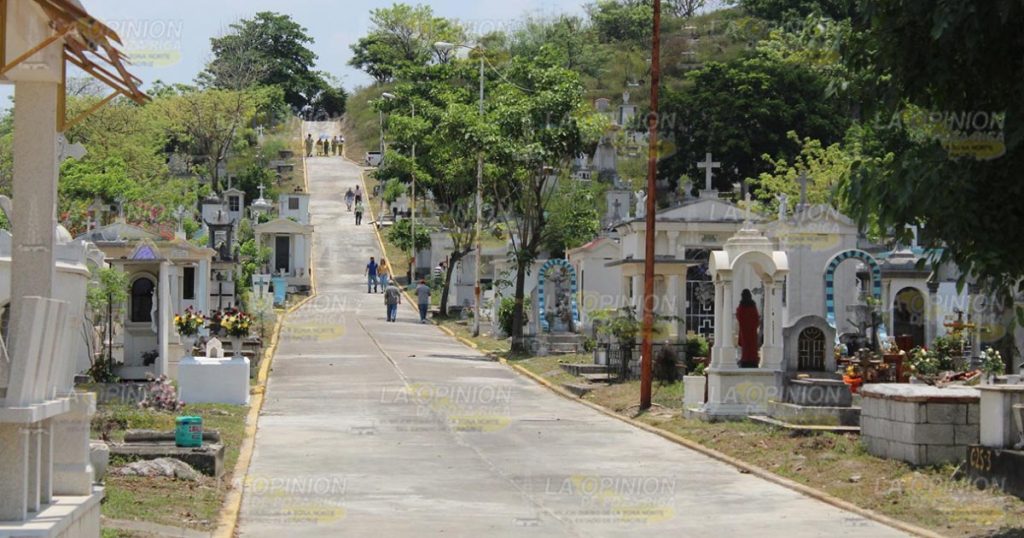 Con estricto apego a las medidas sanitarias establecidas abrieron panteones