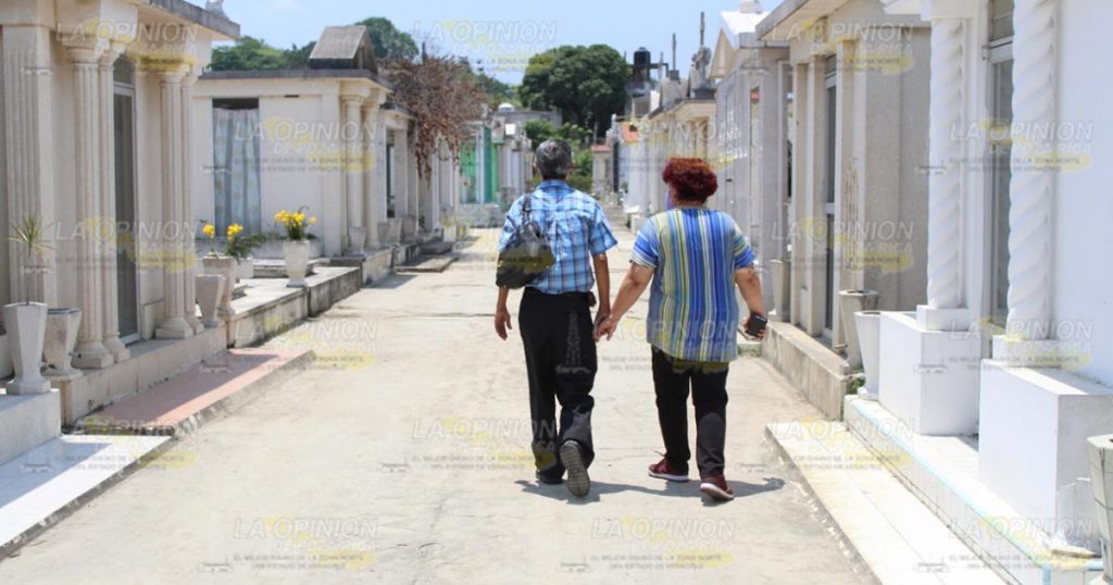Con estricto apego a las medidas sanitarias establecidas abrieron panteones