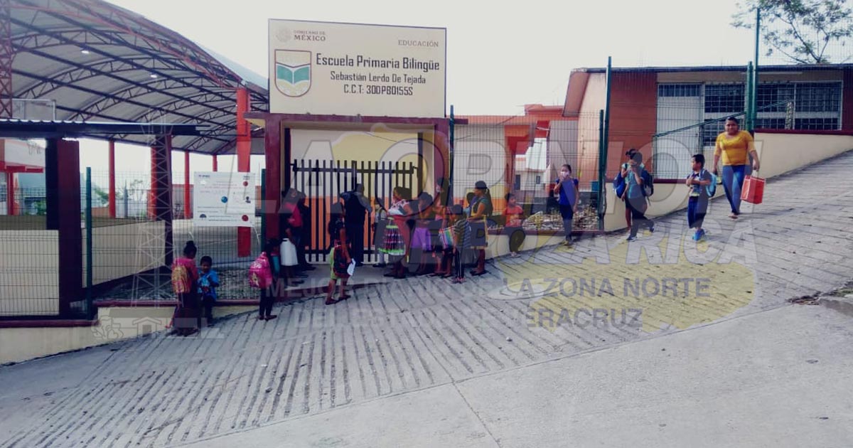 Estudiantes y maestros en riesgo por clases presenciales