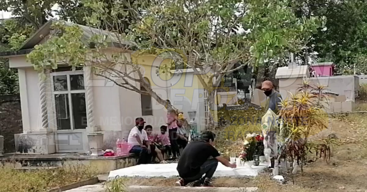 Familias acuden a visitar las tumbas de sus seres queridos en el panteón de Coatzintla