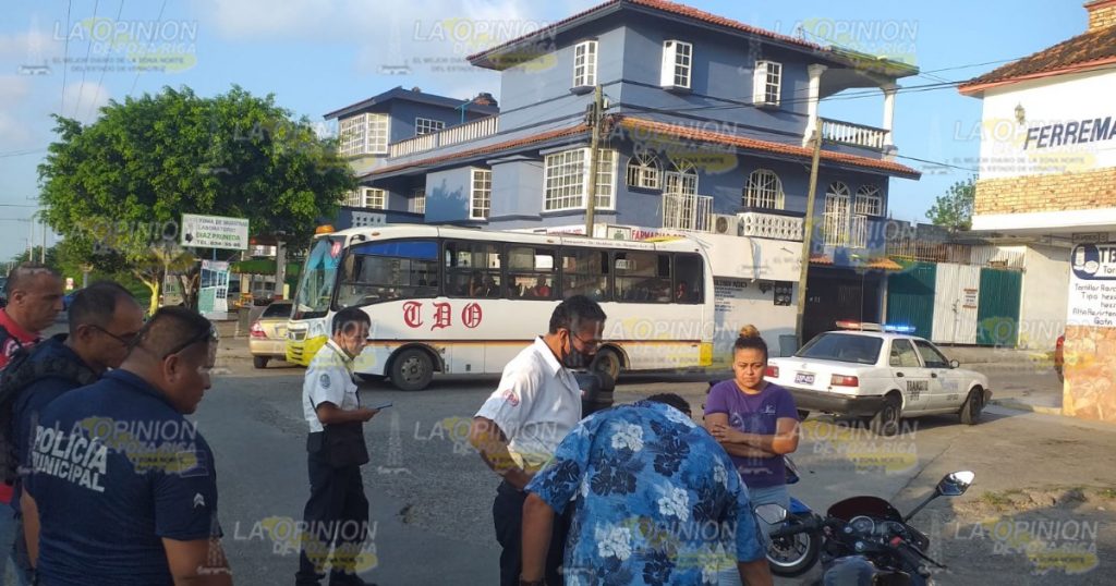 Autobús impacta a motociclista y huye