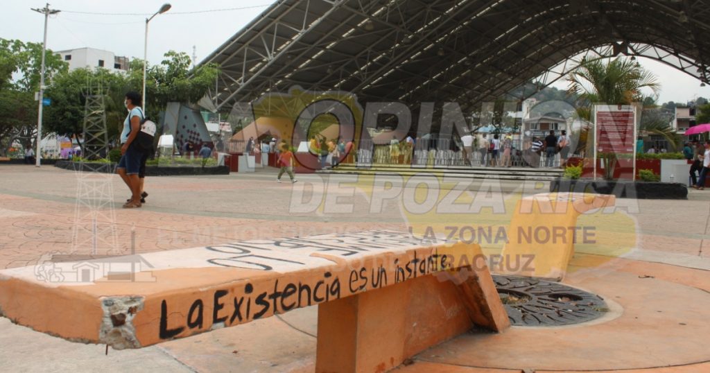 Dejan mensaje de conciencia en bancas de la Plaza Cívica