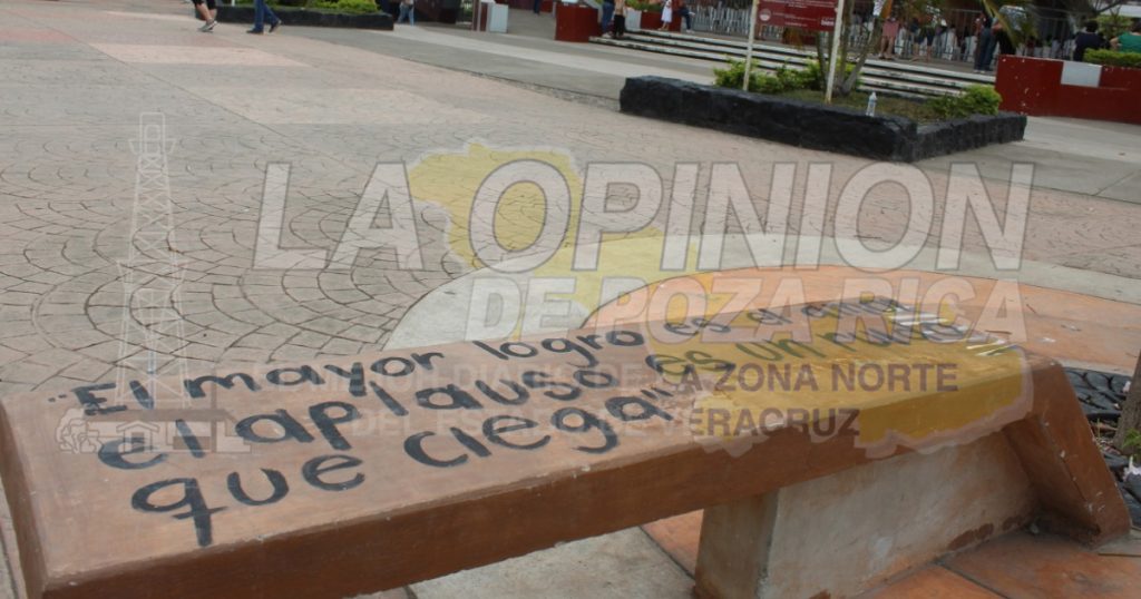 Dejan mensaje de conciencia en bancas de la Plaza Cívica