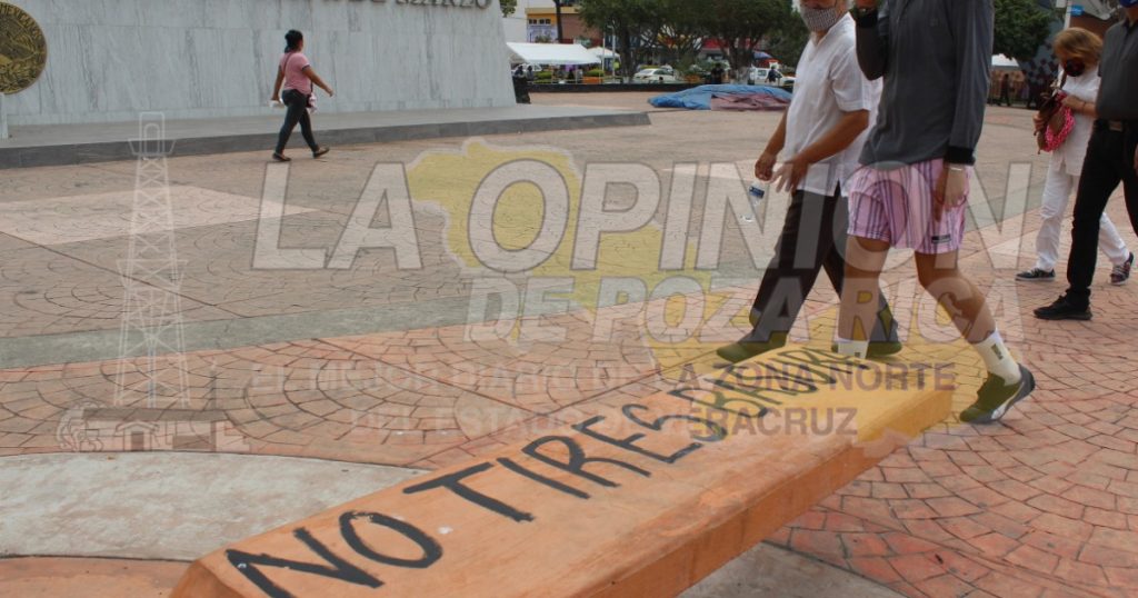 Dejan mensaje de conciencia en bancas de la Plaza Cívica