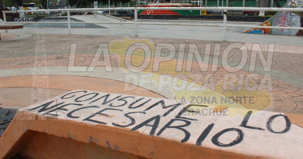 Dejan mensaje de conciencia en bancas de la Plaza Cívica