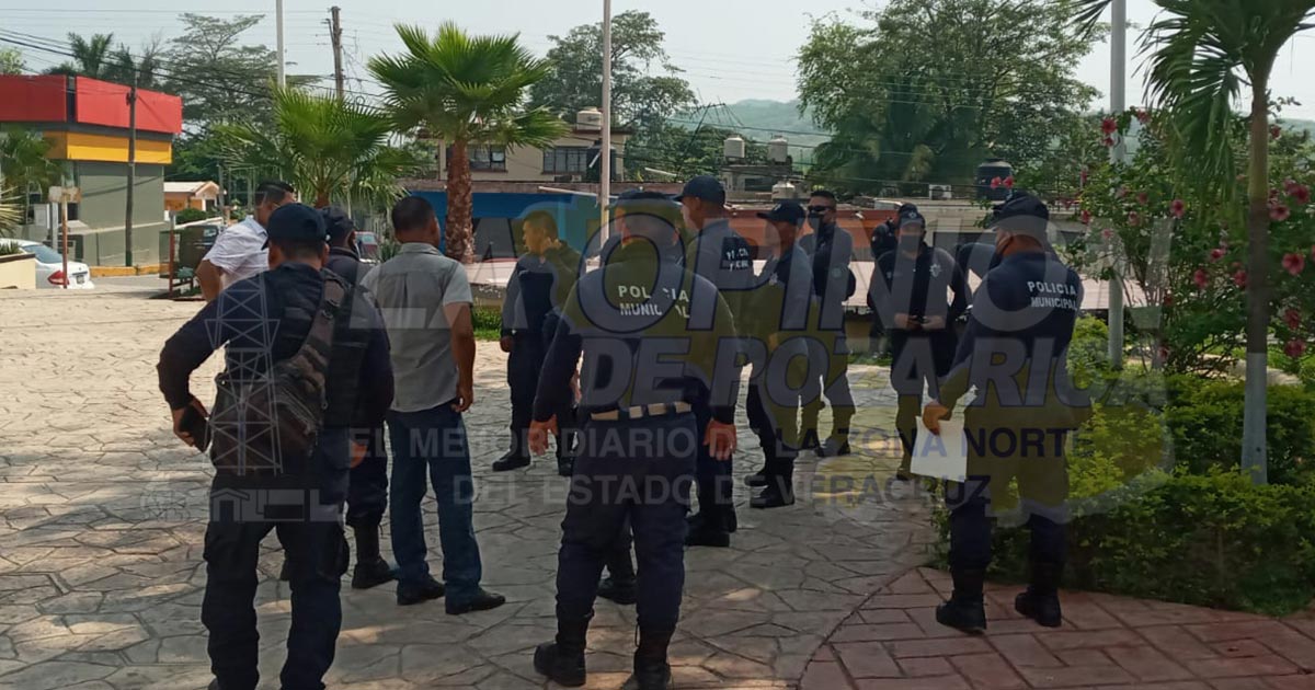 Policías de Cerro Azul exigen mejores salarios