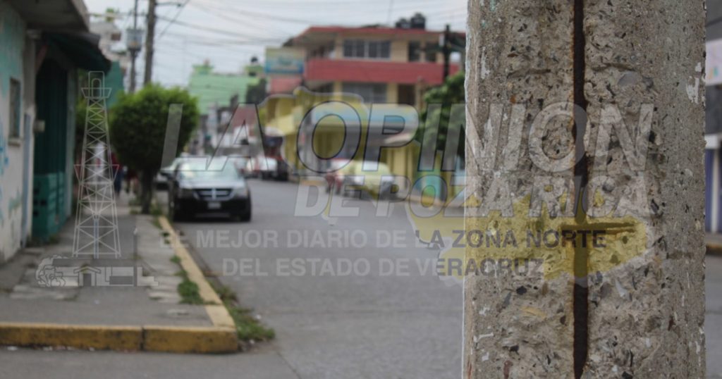 Se desmoronan postes de CFE, en servicio