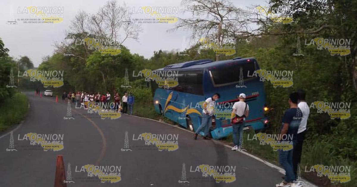Se accidenta autobús en Naranjos