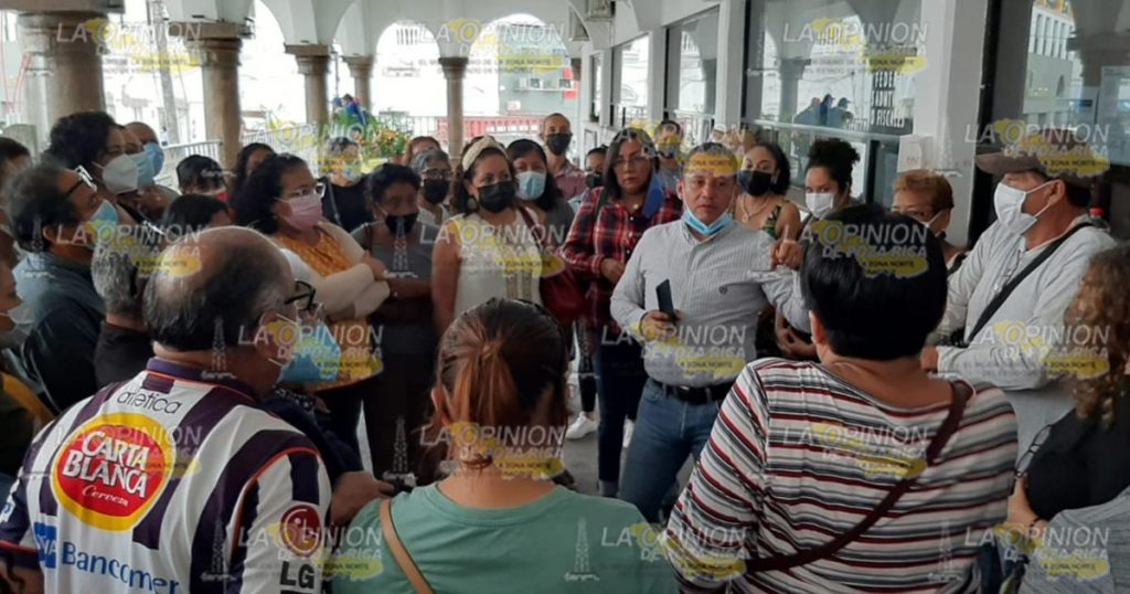 Se manifiestan contra el alcalde