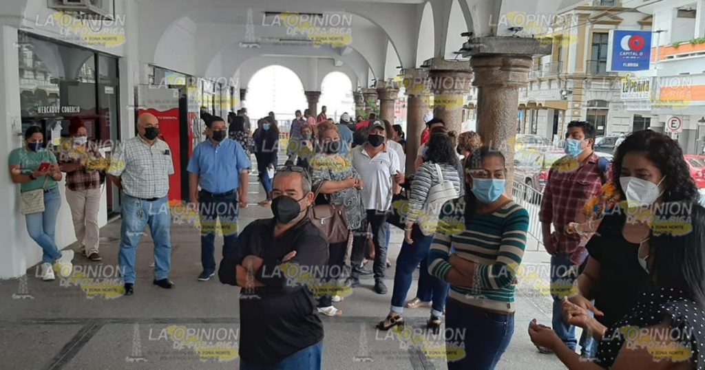 Se manifiestan contra el alcalde